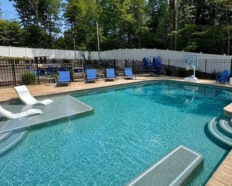 Skitopia Ski in, Ski out! Custom Spa and Pool. Direct access Sunday River Resort - Newry - Piscina