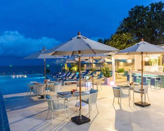 The Rock Hua Hin Beachfront Spa Resort - Hua Hin - Uima-allas