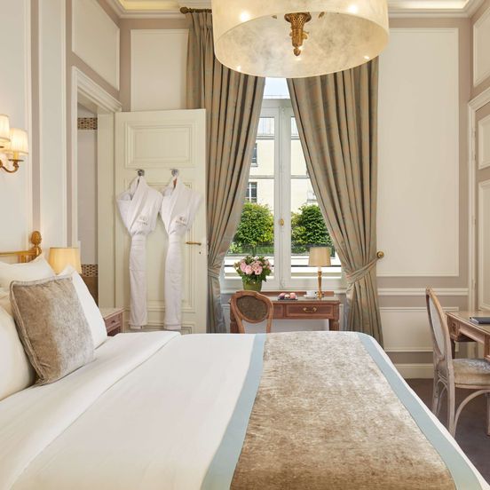 Bedroom view of Hotel Regina Louvre