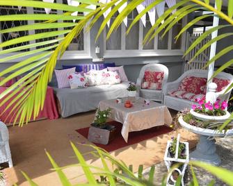 The Plump Pelican, double room in a private home, self-catering - פורט אליזבת' - פטיו