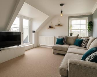Torquay Serviced Apartments 2 Bed Pet Friendly Harbour Views - Torquay - Living room