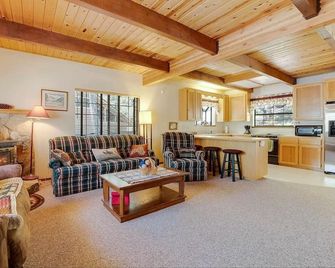 Spacious 3br Mi Wuk Cabin | Deck, Grill & More - Mi Wuk Village - Sala de estar