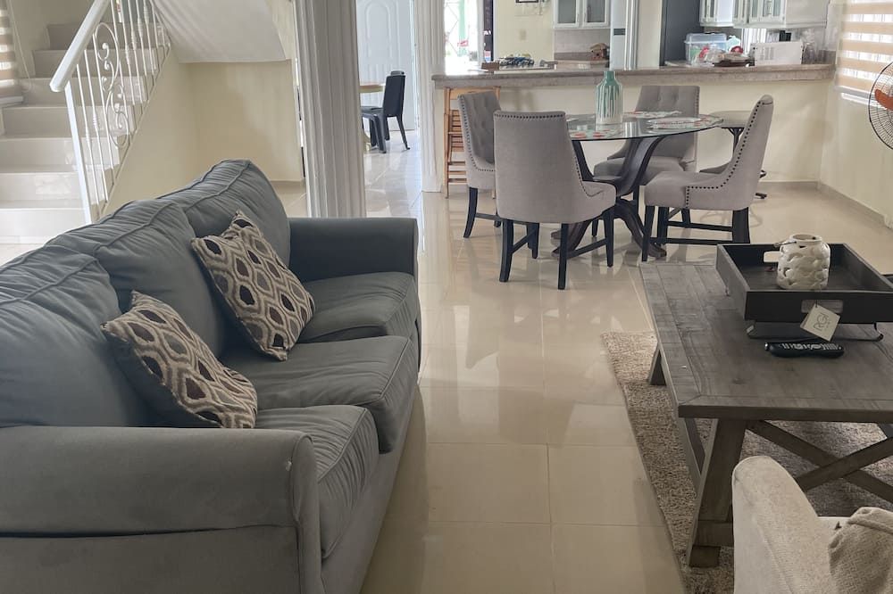 Peaceful Tropical Retreat 30 minutes from Salinas and Palmar de Ocoa - Baní - Living room