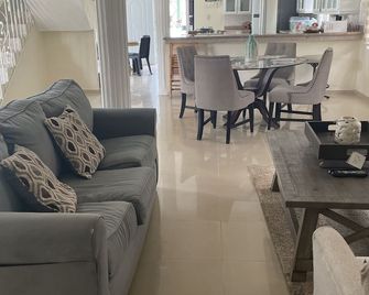Peaceful Tropical Retreat 30 minutes from Salinas and Palmar de Ocoa - Baní - Living room