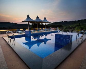 Dark Forest Retreat - Amboli - Pool