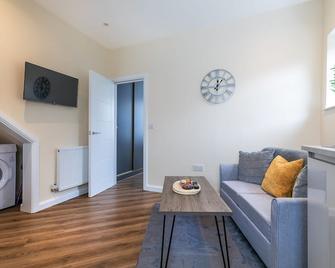 Ealing | Modern Urban Getaway | Parking & Decking - Greenford - Living room