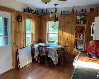 Charming 2-BR house in Marienville with AC. Close to ATV trails. Two fire pits. - Marienville - Comedor