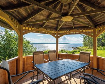 Beachfront Getaway: Acadia & Bar Harbor, A/C, Fire Pit, Gazebo-New for 2025. - Trenton - Balkon