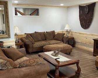 Active “farmette” New apartment (the Knotty Pine). Nearby restaurants, fitness - Allegany - Sala de estar