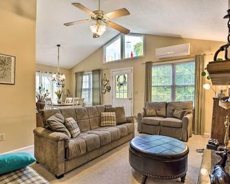 Bring a Pet Cozy Burnsville Cottage with Fire Pit! - Burnsville - Living room