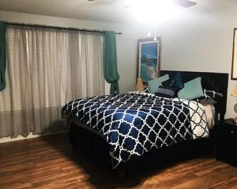 Romantic Coastal Private Room - Oxnard - Bedroom