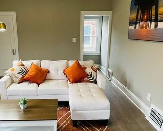 Sunroom Stargazer 2bedroom in West CLE - Cleveland - Living room
