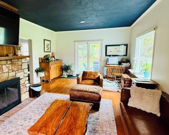 Beautiful home with large yard - Canton - Huiskamer