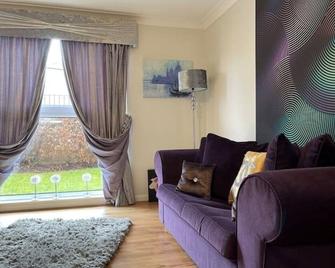 King Court Apartment - Motherwell - Living room