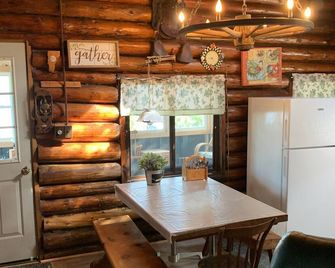 Gebhardt Getaway - Charming Lakefront Cottage On Lake Willoughby - Westmore - Comedor