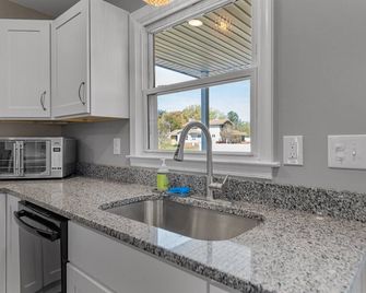 Charming New 3br Retreat | Between Two Ponds - Prince George - Cocina