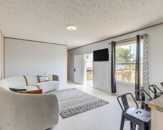 Pet-Friendly Kempner Escape Near Parks and Trails! - Kempner - Living room