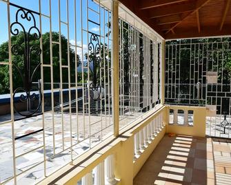 New Modern First Floor Flat , Large Private Balcony - Kingston - Balcon