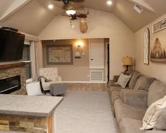 Hidden Gem Cottages: Sapphire Cottage - Palestine - Вітальня