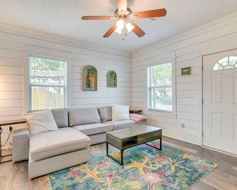 Galveston Vacation Rental Deck and Central Location - Galveston - Living room