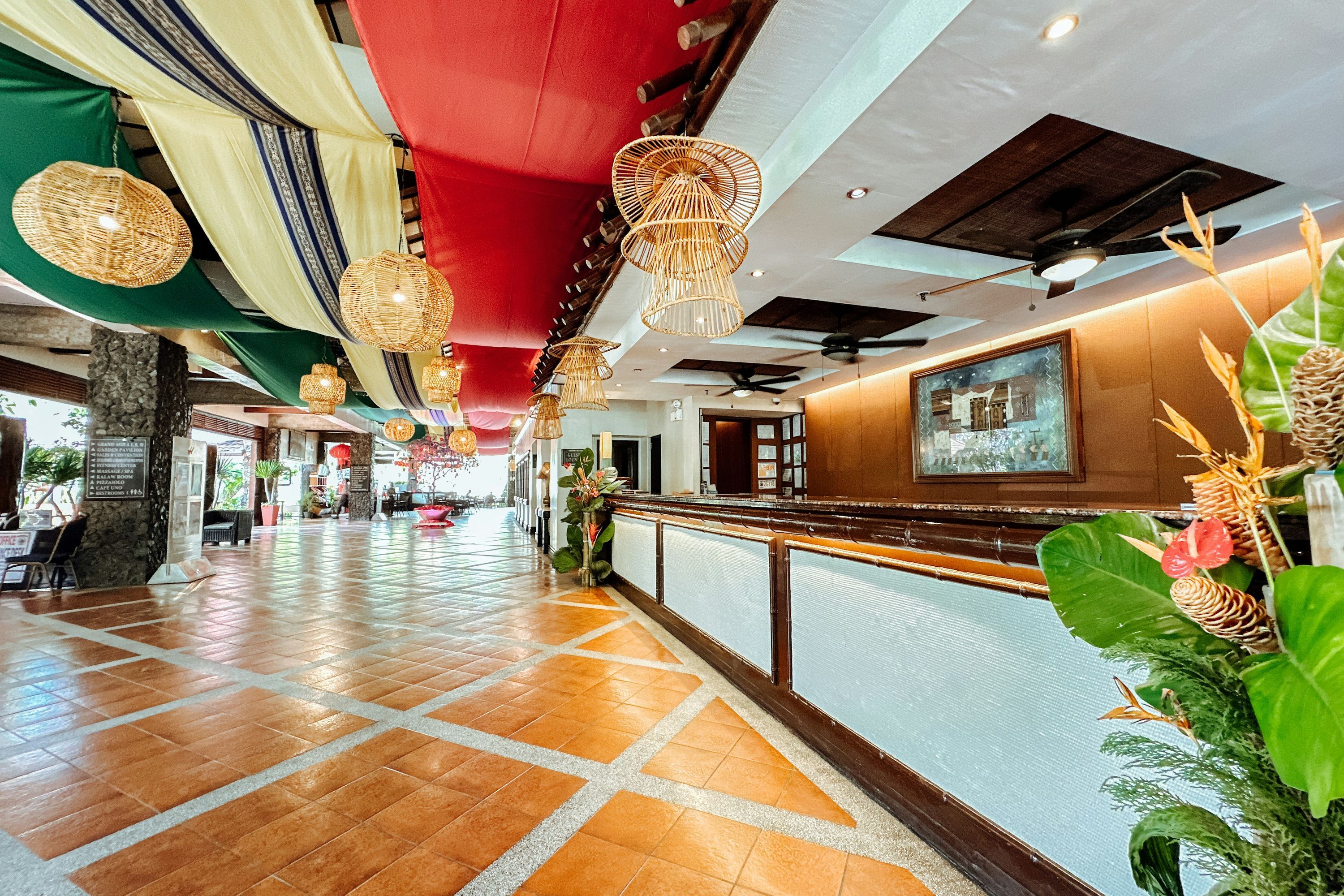 Waterfront Insular Hotel Davao - דבאו - דלפק קבלה