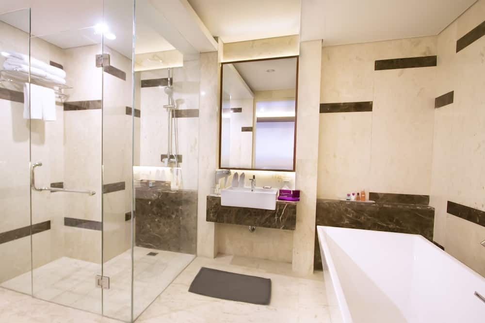 Quest San Hotel Denpasar - קוטה - חדר רחצה