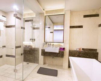 Quest San Hotel Denpasar - Kuta - Baño
