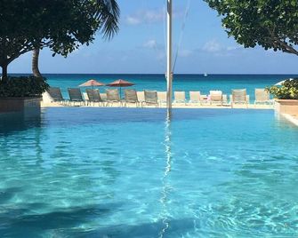 Caribbean Club Luxury Condo Hotel - George Town - Pool