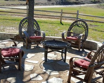 Big D Ranch Bunkhouse - Gonzales - Patio