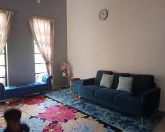 Bukit Apit yellow homestay - Kuala Berang - Living room