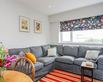Braid Apartment - Holyhead - Living room