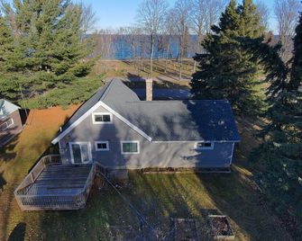 Welcome to Le Chalet in Grand Marais - walking distance to Lake Superior & more! - Grand Marais - Edificio