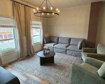 Historic Main Street Apartment A in Panguitch Utah - Panguitch - Salon