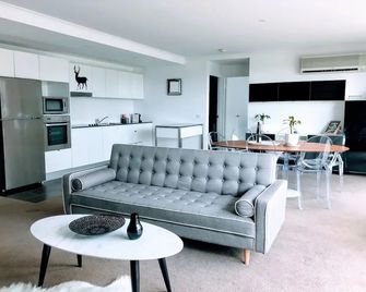 Accommodate Canberra - The Avenue - Канберра - Вітальня