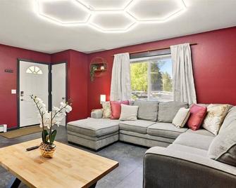 Frost & Found - Classic Stay 3-bedroom 1-bath townhouse near Hospitals and UAA. - Anchorage - Living room