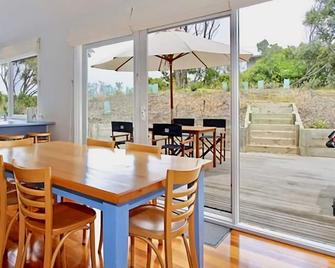 Spacious, well presented 3 BR beach house located in a quiet natural setting - Blairgowrie - Patio