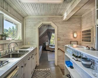 Unique Loft Cabin Fire Pit and Fishing Access! - Bells - Cocina