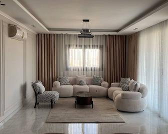 Spacious 4-bedroom apartment in fabulous Giza Governorate with AC, WiFi - Guiza
