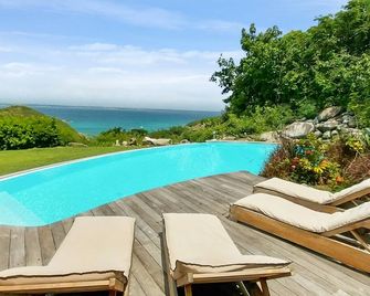 7 bedrooms Villa, Nestled in the heights of Anse Marcel, one of the most discreet bays of the island. - Marigot - Piscina