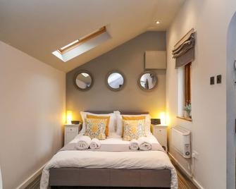 Bothy In Victorian Walled Garden - Worcester - Bedroom