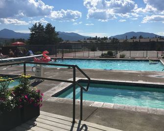 Cozy Retreat Across from the Clubhouse - 2bd/2ba Condo (Sleeps 6) - Fraser - Pool
