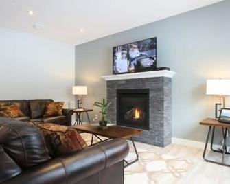 New Home On Golf Course Close To Ski Hill - Cranbrook - Living room