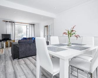 Bright And Spacious Home With Free Parki - Brentwood - Dining room
