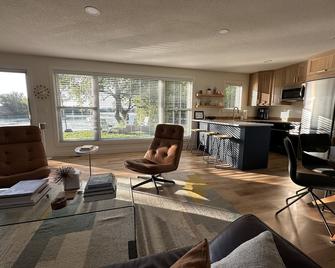 Nordic Harbor Haus - Center City - Living room
