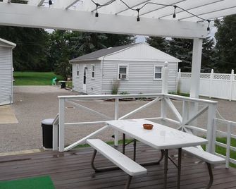 House, Cottage, Garage, Sleeps up to 12 people - Port Clinton - Patio