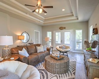 Port St Joe Beach House w/ Pool Access! - Port St. Joe - Sala de estar