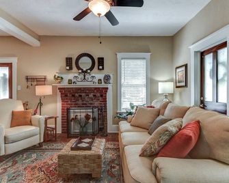 Historic Cottage, super clean, comfortable and well equipped. - Sanford - Huiskamer