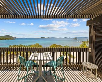 Sapphire Outlook Villa : Beachfront 2-story Villa on Sapphire Beach, St. Thomas - Saint Thomas Island - Balcón