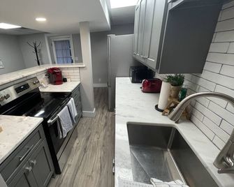 Modern, no street noise, central location! - Dalton - Küche