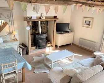 An exquisite romantic gite, ideal for couples. 10% off Brittany ferries - Barenton - Sala de estar